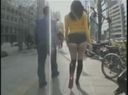 【露出】スタイル抜群のローライズデカ尻痴女が街歩きしティッシュ配りをする